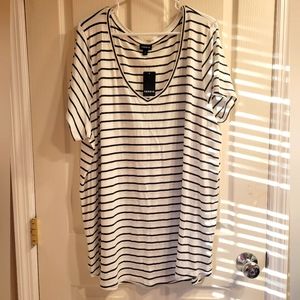 NWT TORRID size 4 black and white stripped vneck tee